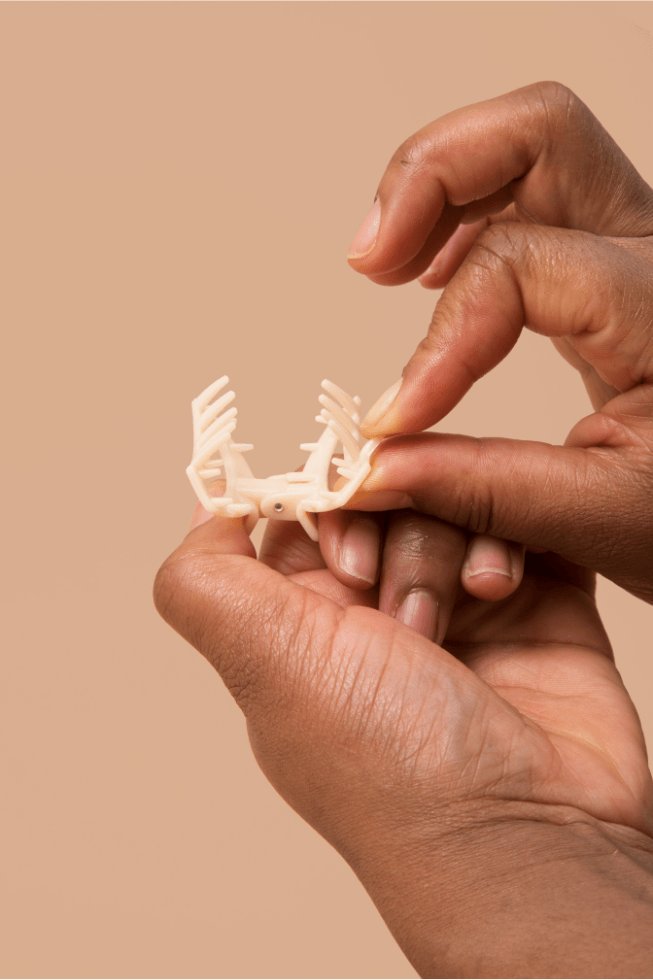 TELETIES - Open Blonde Tortoise Tiny Claw Hair Clip in Beige Brown - Tiny