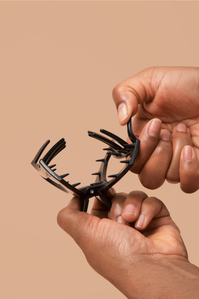 TELETIES - Open Jet Black Large Claw Hair Clip in Black - Large