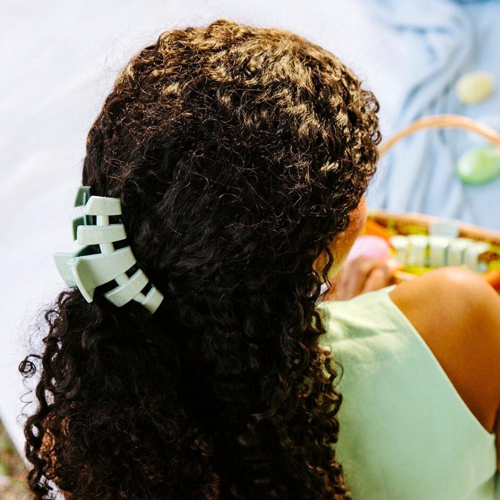 TELETIES - Dew Drop Medium Classic Hair Clip in Green Shimmer - Medium