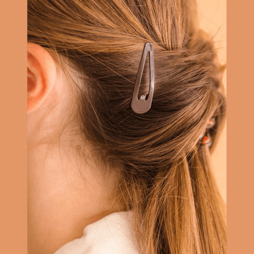 TELETIES brown snap clips (6Ct) with seamless tip for no snag feel. Metal hair barrettes for secure hold. Perfect neutral option for brunette hair.
